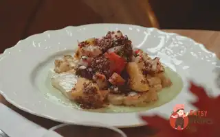 Стейк Із Цвітної Капусти З Кіноа Та Зеленим Соусом