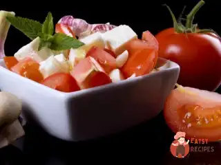 Літній салат з кавуном, чері, фетою та м'ятою