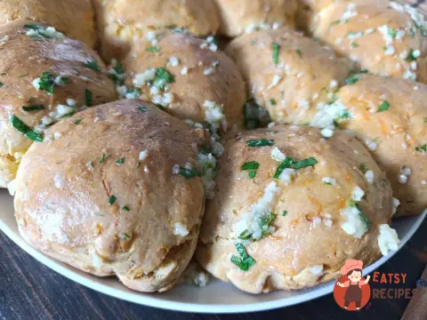 Булочки з морквою на сироватці з часниковим маслом