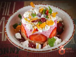 Полуничний сметанник з димною меренгою від Funny Cabany