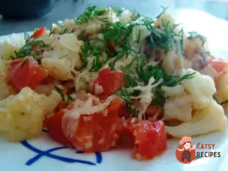 Цвітна капуста з беконом та помідорами.