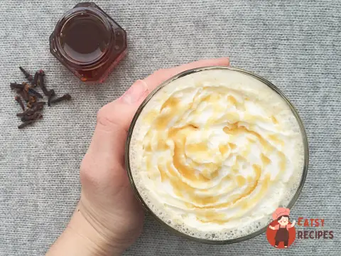 Кава латте з гвоздикою та гречаним медом