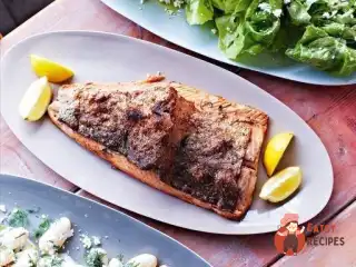 Запечений лосось з картоплею та латуком