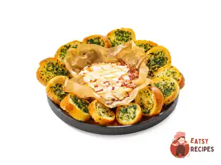 Запечений камамбер із медом і чилі