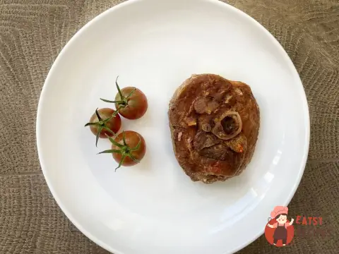 Стейк із гомілки індички з грибним соусом