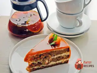 Морквяний торт із грушею та солоною карамеллю