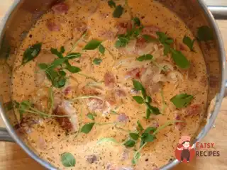 Курка, тушкована в томатно-вершковому соусі