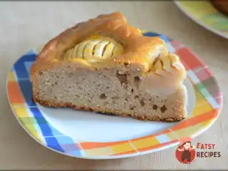 Німецький яблучний пиріг з корицею та абрикосовим джемом
