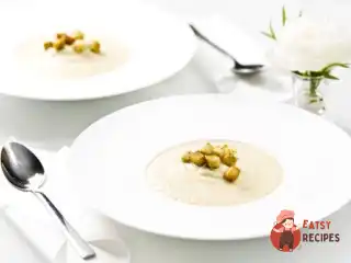 Суп із цвітної капусти із сухариками