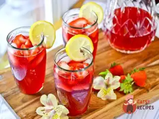 Лимонад з гібіскусовим чаєм та полуницею