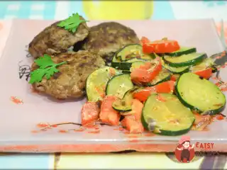 Пікантні котлети з тушкованими кабачками