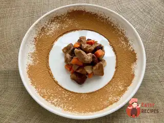 Індичка з чорносливом і корицею в духовці