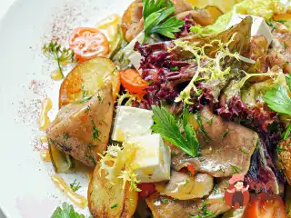 Теплий салат з язиком та сиром фета