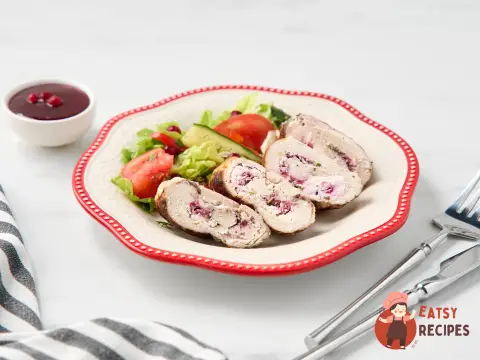 Курячі рулетики з брусницею