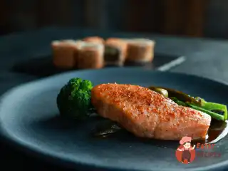 Форель із соусом з кісток, бамією та брокколіні