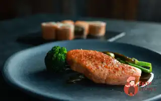 Форель із соусом з кісток, бамією та брокколіні