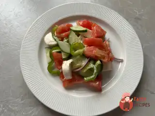 Овочевий салат із моцарелою