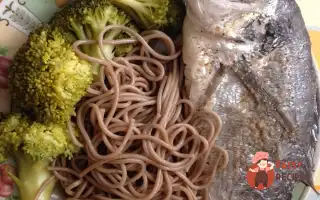 Дорада З Локшиною Соба Та Броколі