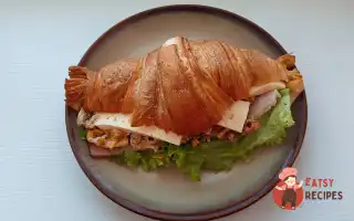 Круасан з шинкою та сиром