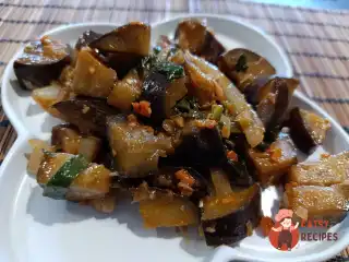 Баклажани, тушковані з солодким перцем і шпинатом