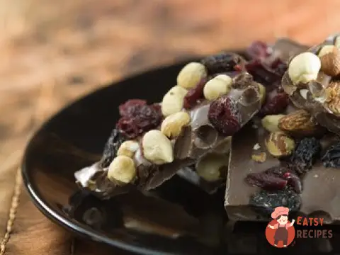 Домашній шоколад з анісом, вишнями, абрикосами та кешью
