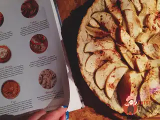 Яблучний тарт із корицею