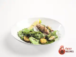 Салат з кальмарами та перепелиними яйцями