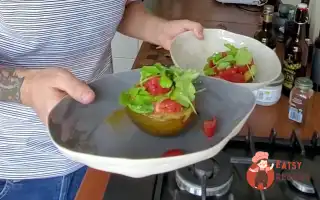 Запечене Авокадо З Яйцем Пашот І Помідорами.