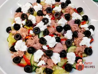 Грецький салат із тунцем