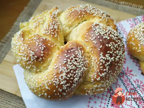 Плетена булка з кунжутом