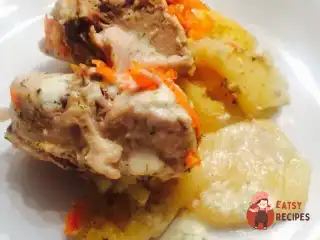 Запечений кролик у сметані на подушці з картоплі