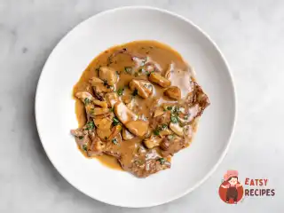 Яловичина скалопіні з білими грибами