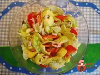 Салат з авокадо з помідорами та горіхами.