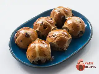 Великодні булочки з хрестом