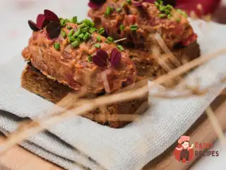 Тартар із яловичини з паштетом із червоної квасолі