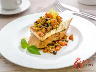 Смажена бринза на сільському хлібі з сальсою з томатів та гострого перцю