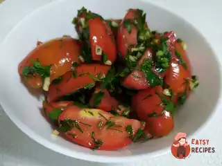 Помідори з часником і зеленню