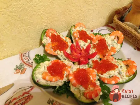 Салат з креветками в човнах з авокадо
