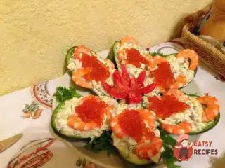Салат з креветками в човнах з авокадо