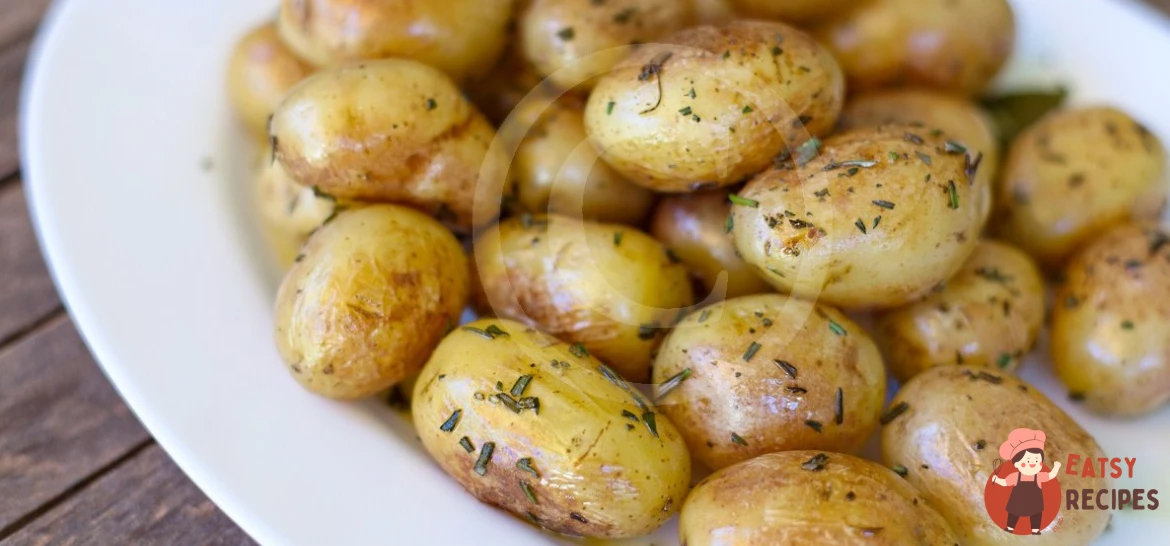 Молода картопля обсмажена з розмарином