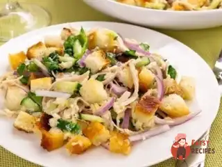 Хрумкий курячий салат з огірками та сухариками