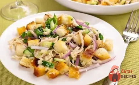 Хрумкий курячий салат з огірками та сухариками