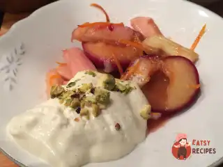 Десерт із слив, запечених з ревенем