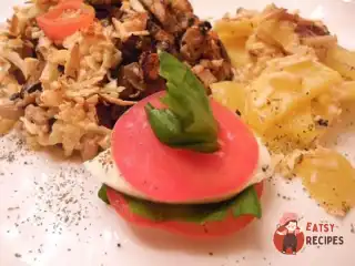 Курячий жульєн у портобелло із запеченою картоплею та капрезою