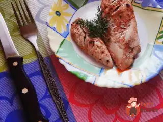 Курячі грудки, запечені з травами