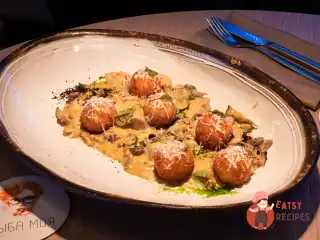 Осетр по-строганівськи з картопляними крокетами