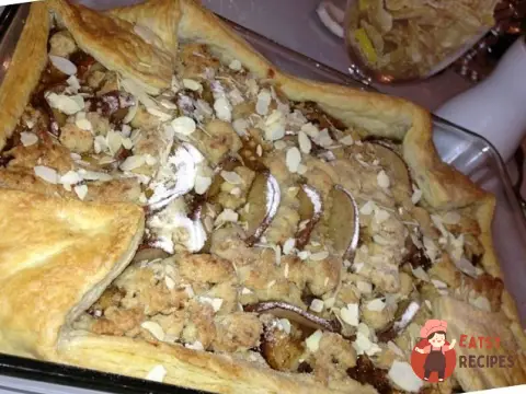 Пиріг із карамельними грушами