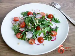 Рукола з редисом та помідорами