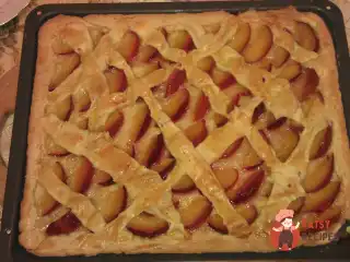 Пиріг з червоними сливами