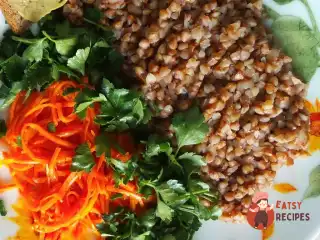 Морква по-корейськи з обсмаженою цибулею